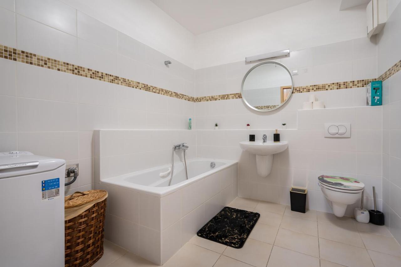 Penthouse Three Bedrooms, Three Balconies Apartment With Free Parking In Kiraly Street Budapeszt Zewnętrze zdjęcie